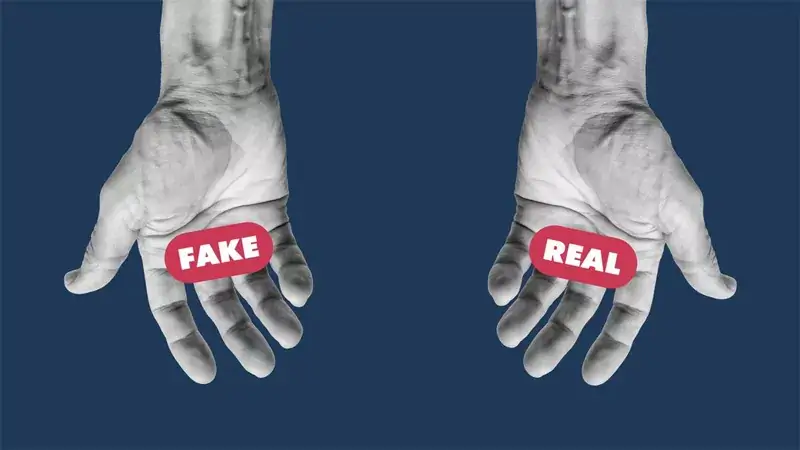 Hombre 45+ revisa en su ordenador el perfil de una supuesta refugiada de Ucrania