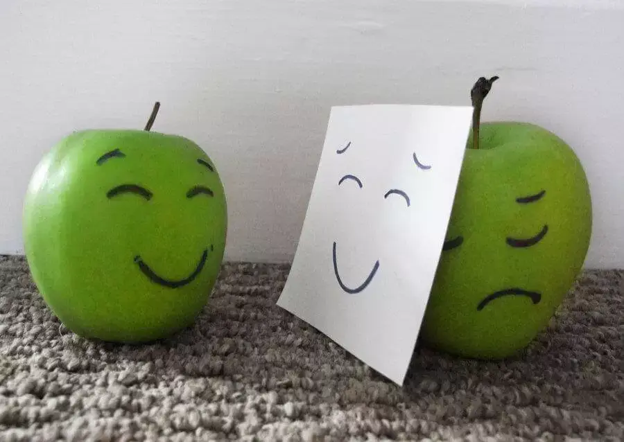 las chicas fingen ser felices en las redes sociales