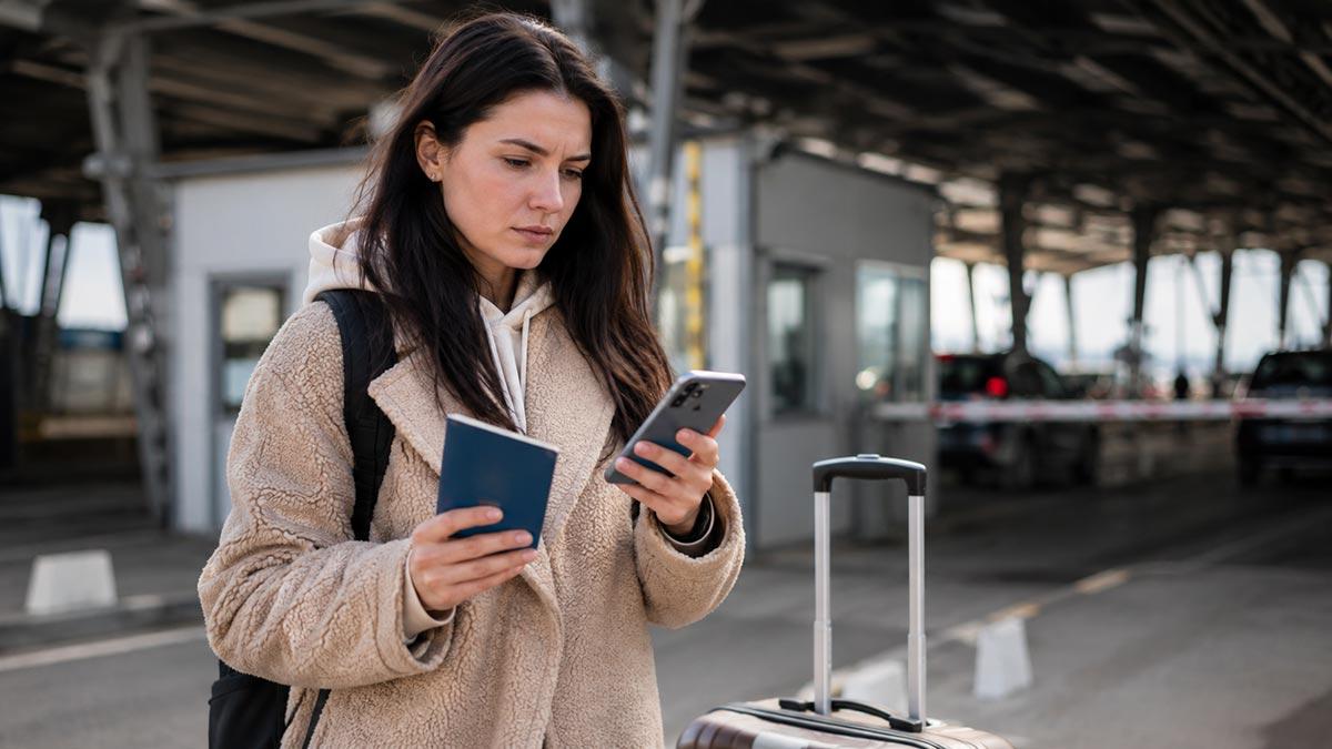 Mujer ucraniana con pasaporte y equipaje en un puesto fronterizo durante la guerra