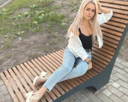 Nadia Rekeda – foto sentada en un banco usada en perfil de citas