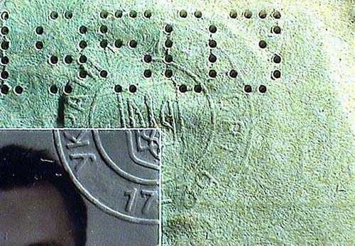 Al verificar un pasaporte, primero que todo, es necesario determinar si la foto en la primera página del pasaporte ha sido reemplazada por pegado, para este propósito, bajo diferentes ángulos de luz, es necesario examinar si el sello seco (de calor) en la página en blanco del pasaporte y en la foto continúa