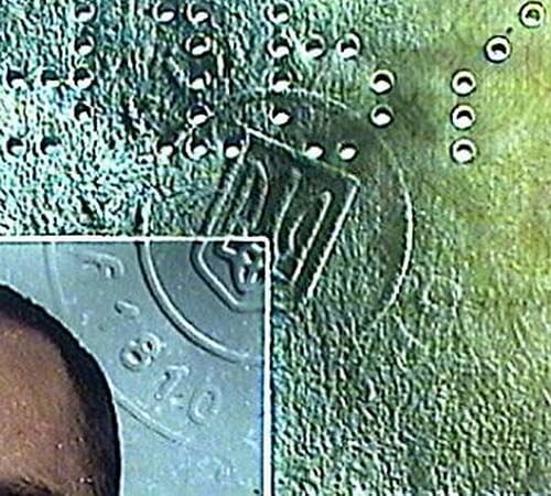 Esta imagen muestra que la impresión del sello seco (de calor) en la página en blanco del pasaporte y en la foto no continúa