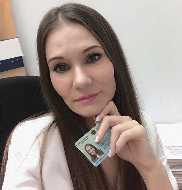 Selfie de la supuesta Valeriia Poltavska mostrando un documento de identidad kazajo falsificado.