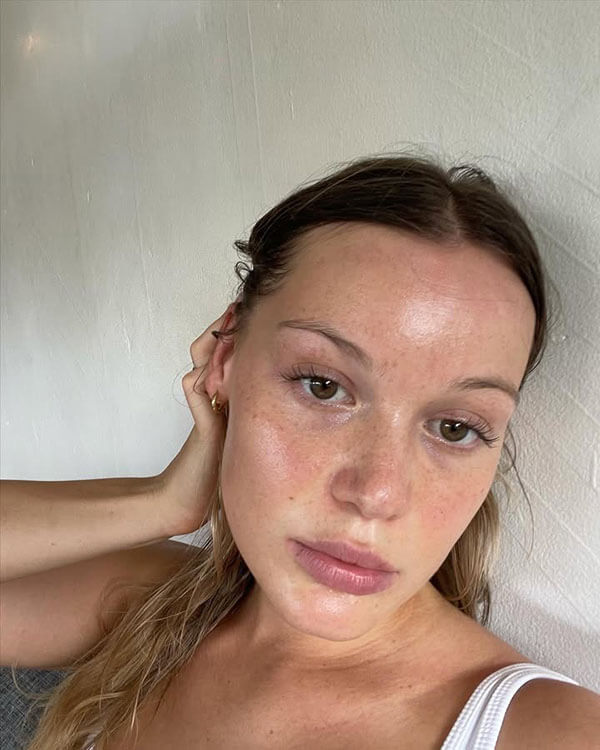 Foto robada de influencer europea reutilizada en varios perfiles con pasaporte ucraniano falso y diferentes nombres (ejemplo 10)