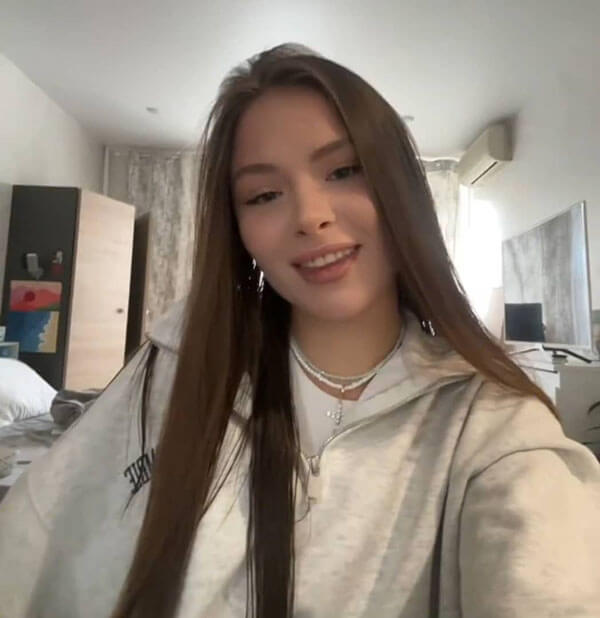 Selfie robado empleado para crear perfil falso de chica de Ucrania que apoya su historia con pasaporte manipulado (ejemplo 6)