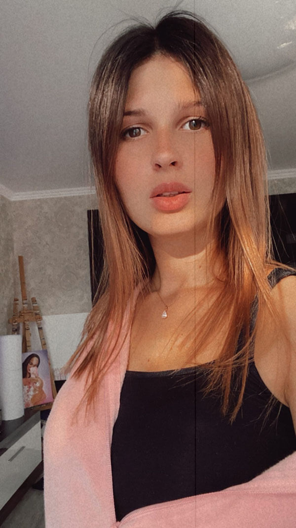 Foto robada de chica europea presentada como ucraniana con documento falso para ganar confianza de la víctima (ejemplo 2)