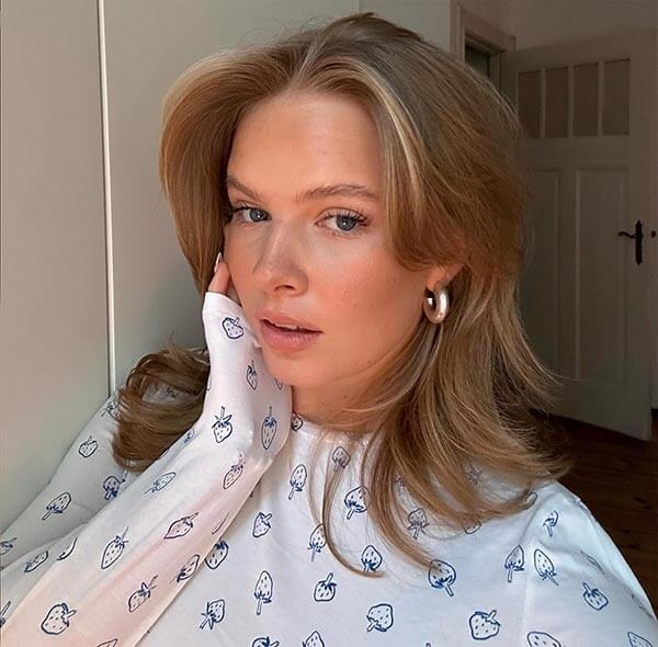 Foto robada de creadora de contenido usada en perfil falso con pasaporte ucraniano inexistente para pedir dinero (ejemplo 4)