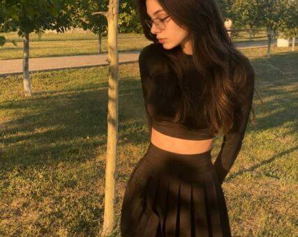 Foto de Anastasiia Hunchenko en un parque usada en un perfil sospechoso