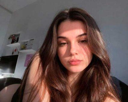 Selfie de Anastasiia Hunchenko en la cama con señales de imagen generada o manipulada por IA