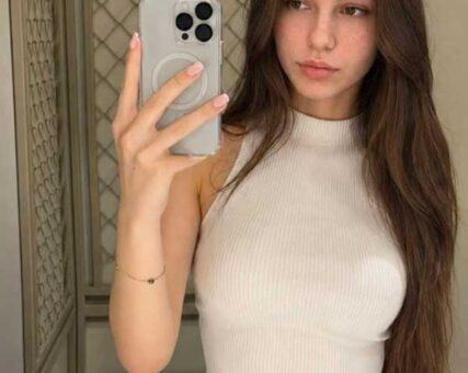 Foto de Anastasiia Hunchenko con top blanco usada en una posible estafa online