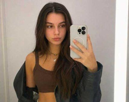 Selfie de Anastasiia Hunchenko frente al espejo usado en un perfil falso