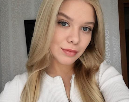 Foto usada en el caso reportado de estafa de Vikki Mur, selfie con blusa blanca