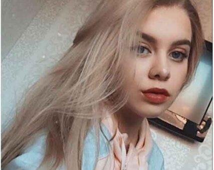 Foto usada en el caso reportado de estafa de Vikki Mur, selfie con sudadera azul