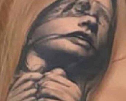 Tatuaje visible en una foto usada en el caso reportado de estafa de Vikki Mur