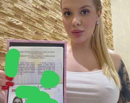 Foto usada en el caso Vikki Mur mostrando un pasaporte ucraniano como supuesto comprobante de identidad