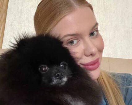 Foto usada en el caso reportado de estafa de Vikki Mur, selfie con perro negro
