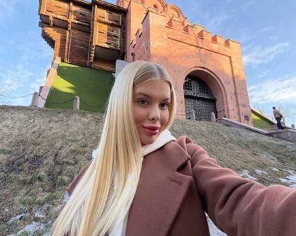 Foto usada en el caso reportado de Vikki Mur, selfie frente a la Puerta Dorada de Kyiv
