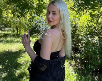 Foto de Viktoria Statkevich con flores usada en un perfil de Seeking