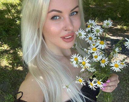 Selfie de Viktoria Statkevich con flores usada en una estafa de citas online