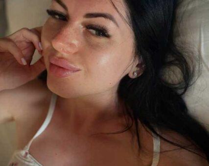 Selfie utilizada por Anna Tychenko con una camiseta de flores