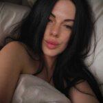 Fotografía de Anna Tychenko acostada en una cama