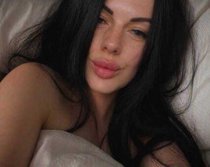 Fotografía de Anna Tychenko acostada en una cama